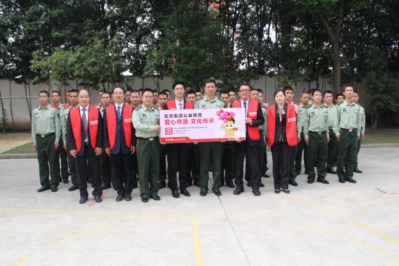 馬志賢總經(jīng)理(前排左四)、蘇義宗副總經(jīng)理(前排右二)代表震旦向部隊(duì)捐贈(zèng)辦公家具及復(fù)合機(jī)等辦公用品