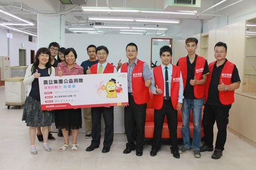 震旦OA新店分公司何復(fù)興資深經(jīng)理(前排左三)率團(tuán)隊(duì)代表集團(tuán)捐贈(zèng)辦公家具及辦公設(shè)備，由義光育幼院李其順院長(zhǎng)(前排左二)代表受贈(zèng)。