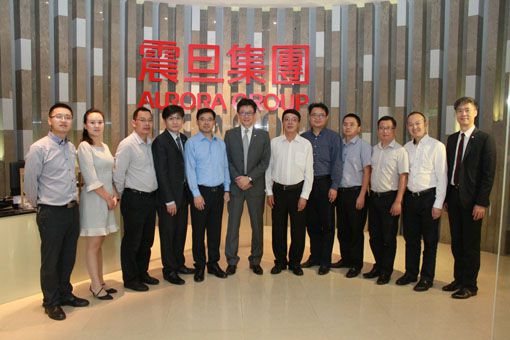 重慶市巴南宋葵區(qū)常委(左五)暨重慶市臺(tái)辦黃曉春副主任 (右六)一行參訪震旦集團(tuán)，由集團(tuán)策略室賀俊強(qiáng)總經(jīng)理(左六)、馬志賢總經(jīng)理 (右一)及震旦家具周銘中總經(jīng)理 (左四)代表集團(tuán)接待。