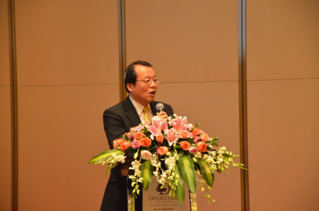 羅萬(wàn)仁董事致辭，對(duì)大家2015年的表現(xiàn)表示感謝