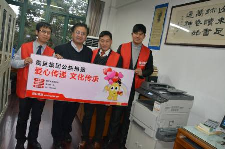 OA事業(yè)群上海事業(yè)部武寧責(zé)任中心趙志強(qiáng)經(jīng)理（右二）、服務(wù)工程師崔成軍與銷售工程師蔡濤 （右三與左二）代表震旦集團(tuán)現(xiàn)場(chǎng)捐贈(zèng)，普陀區(qū)教育中心孫剛主任（中）代表接受捐贈(zèng)