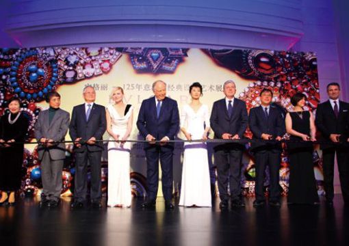 剪彩嘉賓：臺北故宮院長周功鑫（左一）,建筑師安藤忠雄先生（左二）,震旦集團(tuán)陳永泰董事長（左三）, 震旦博物館執(zhí)行長袁蕙華（右二）、華人巨星張曼玉等（右五）蒞臨現(xiàn)場剪彩