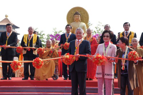 佛光山佛陀紀(jì)念館開幕儀式由星云大師、臺(tái)灣地區(qū)領(lǐng)導(dǎo)人馬英九、震旦集團(tuán)董事長(zhǎng)陳永泰(右二)等數(shù)十位貴賓共同揭幕剪彩。