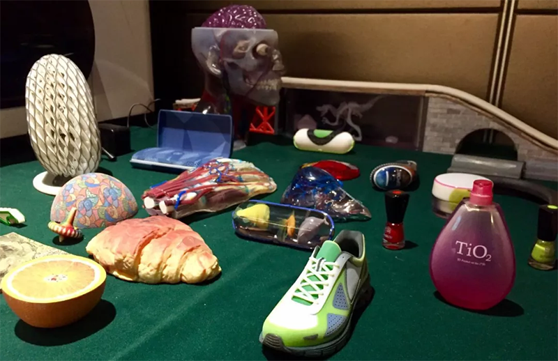 大會現(xiàn)場展示多彩多材料的3D打印模型