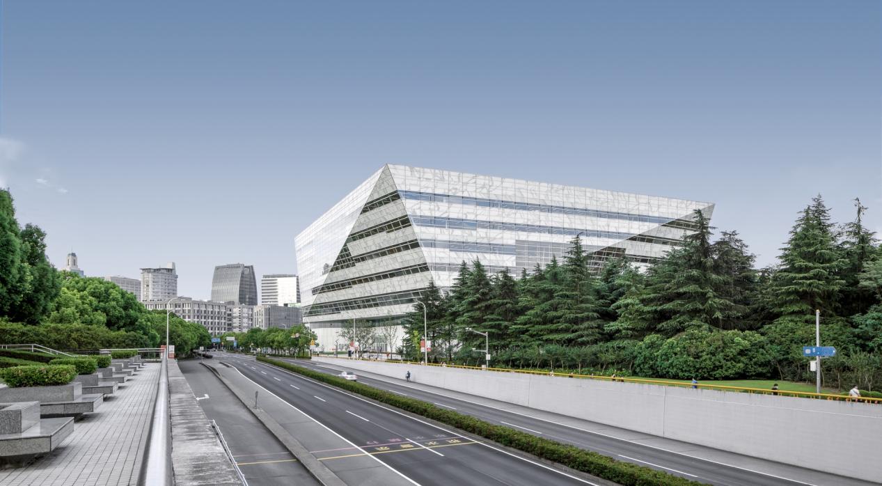 上圖東館的建筑主體像一塊被雕琢過的玉石。