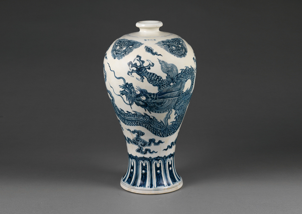 明宣德 青花梅瓶 龍紋采回轉(zhuǎn)之姿，四肢上下開展，是配合瓶身上寬下窄的設(shè)計(jì)。（圖一）