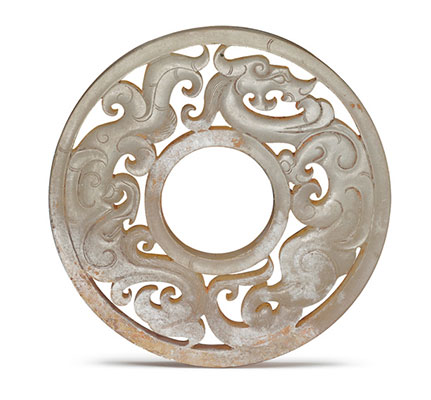 【漢代．龍鳳紋玉璧】龍鳳紋首尾相接，順著器面旋轉(zhuǎn)，形成環(huán)繞相隨的設(shè)計(jì)。