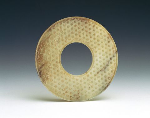 漢代．谷紋璧 傳統(tǒng)圓璧呈“內(nèi)圓外圓”之狀，表面布滿規(guī)律性的紋樣，來呼應(yīng)簡潔的造型。 （圖一）