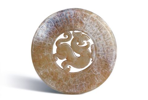 漢代．璧心鏤空璧 玉璧內(nèi)部保留心料，透雕螭龍紋，屬于璧心鏤空式的玉璧形制。 （圖三）
