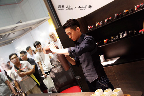 Tea Party表演。右圖：香港設(shè)計中心主席嚴(yán)志明教授、瑞典馬姆斯騰家具設(shè)計學(xué)院教授Leo設(shè)計師等來震旦展位交流