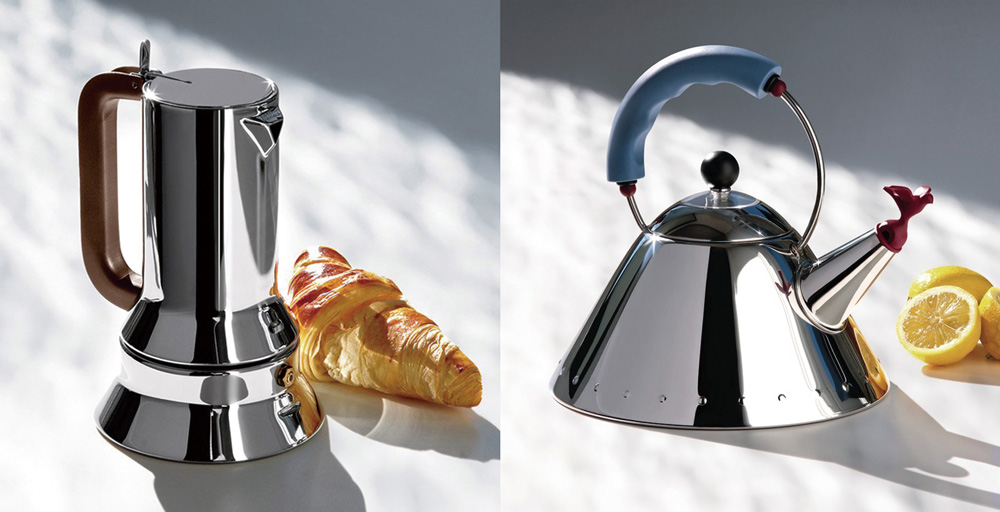 (左圖)Alessi+9090摩卡壺是Richard+Sapper在1979年設(shè)計(jì)的經(jīng)典、(右圖)Graves+Kettle鳥鳴壺，還以諧音做了一款Tea+Rex+Kettle，將原先壺嘴的小鳥換成了趣味風(fēng)十足的恐龍