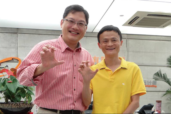 盧希鵬教授（左）受邀在阿里巴巴網(wǎng)商大會與馬云（右）+同臺演講，并擔(dān)任阿里巴巴十佳網(wǎng)商評委與阿里巴巴慈云匯思享家