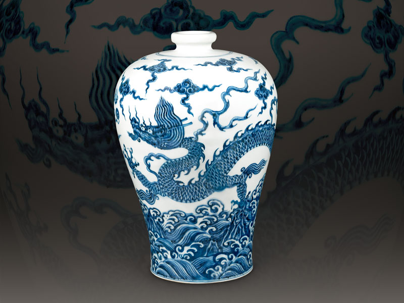 明永樂．青花波濤云龍紋梅瓶／瓶口小而圓，口沿外凸為圓唇，頸部短，肩部豐隆，腹部高長，腰部以下逐漸收窄，器底有淺圈足。瓶身表面繪畫海水波濤云龍紋，龍首雙眼圓如眼鏡，鼻吻上翹，鬃毛往上飄揚，身軀采S形彎曲，修長的龍身環(huán)繞器腹一周，四肢前後開展，呈現(xiàn)御風而行的姿態(tài)。（高35公分）