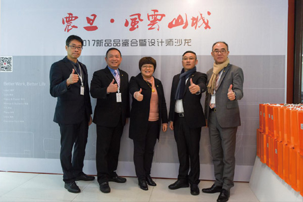 震旦劉文彬總監(jiān)、震旦郭炳宏總監(jiān)、重慶隆慶楊應(yīng)霞總經(jīng)理、震旦周賢信總監(jiān)、震旦高健鐘資深總監(jiān)合影