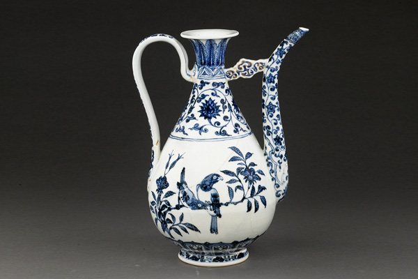 明永樂．青花執(zhí)壺+花葉順著腹部的弧度伸展，二只鳥兒以不對(duì)稱的姿態(tài)營(yíng)造活潑生動(dòng)的感覺。（圖四）