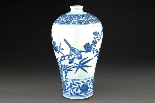 明永樂．青花梅瓶+花卉的枝葉采大+V+字形開展，下方以竹葉和鳥紋牽引觀者的視線，是配合造型的設(shè)計(jì)。（圖二）圖片來源：大英博物館藏