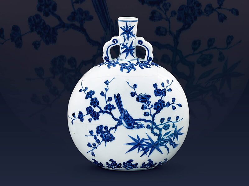 （圖一）明永樂(lè)．青花直口雙耳扁壺／此器以花鳥(niǎo)為主紋，搭配竹葉、如意紋及勾卷紋，+凸顯直口雙耳扁壺的造形特徵。