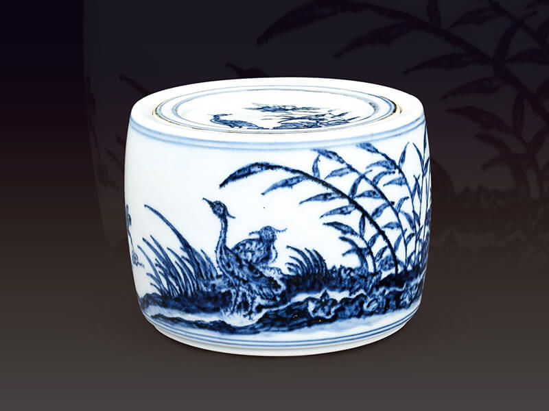 明宣德．蘆葦鷺鷥紋蟋蟀罐+此器以蘆葦鷺鷥紋為主題，隨風(fēng)搖曳的蘆葦搭配形態(tài)各異的鷺鷥+，呈現(xiàn)自然生態(tài)景觀。（圖一）