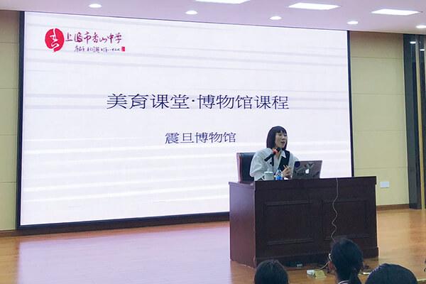圖一：尋婧元副館長(zhǎng)在香山中學(xué)演講