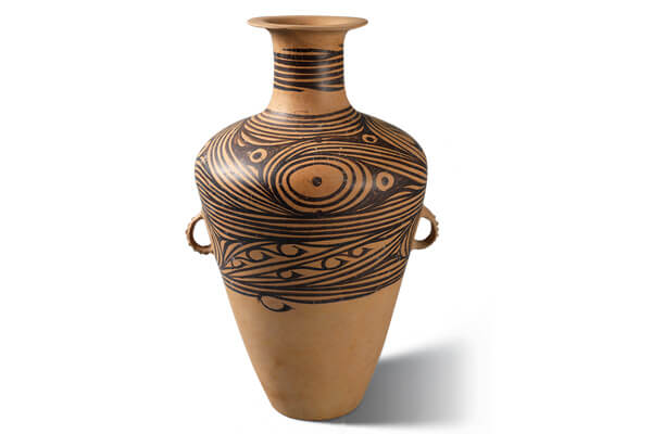 馬家窯類型．彩陶壺+馬家窯類型的彩陶器，質(zhì)地細(xì)膩，打磨光滑，表面繪畫流轉(zhuǎn)生動(dòng)的弦紋與渦紋。（圖二）