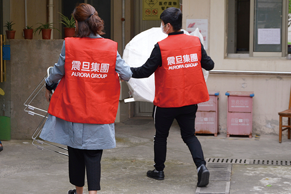 ▲齊心協(xié)力，搬運家具