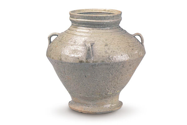 圖片來(lái)源：《世界陶磁全集10中國(guó)古代》，頁(yè)49，圖42。+西周．原始瓷四系罐此器的胎體灰白，表面施豆綠色釉，釉料不及器底，呈現(xiàn)西周原始瓷的特色。（圖二）+圖片來(lái)源：《中國(guó)出土瓷器全集6山東》，頁(yè)6。