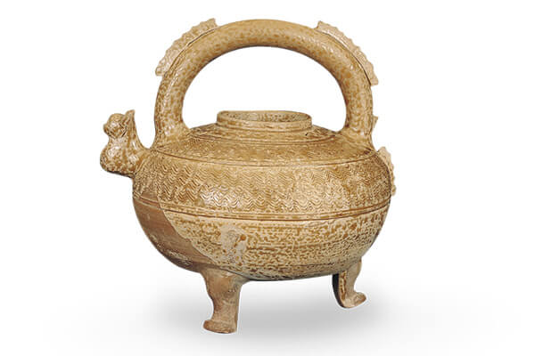戰(zhàn)國(guó)．原始瓷盉+小口、圓腹、獸形足，壺流呈獸首狀，提梁和壺腹以扉棱為飾，也是模仿青銅器的產(chǎn)物。（圖四）