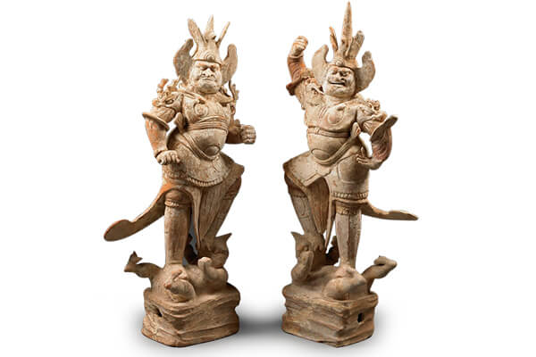 唐代．加彩天王俑+此對(duì)天王為胡人五官和武士造型的結(jié)合，表面施以彩繪，突顯威猛剛勁的形象。（圖四）唐代．加彩天王俑+此對(duì)天王為胡人五官和武士造型的結(jié)合，表面施以彩繪，突顯威猛剛勁的形象。（圖四）