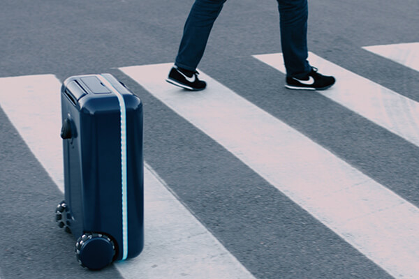 Travelmate+Robotics智能行李箱不但能說(shuō)話，還能跟著主人趴趴走，乖乖待在身邊聽(tīng)從指令！