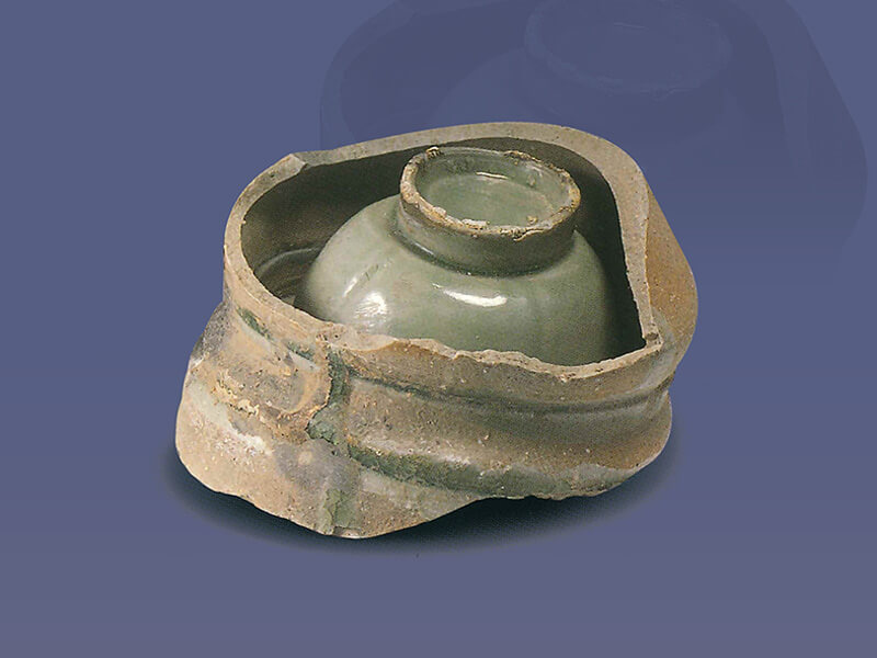 唐代．釉封接瓷匣缽+釉封接瓷質(zhì)匣缽可以阻絕空氣進(jìn)入，讓瓷坯在良好的還原氣氛中燒出穩(wěn)定的青綠色澤。（圖一）+圖片來(lái)源：《寺龍口越窯址》，頁(yè)354，圖彩圖496。