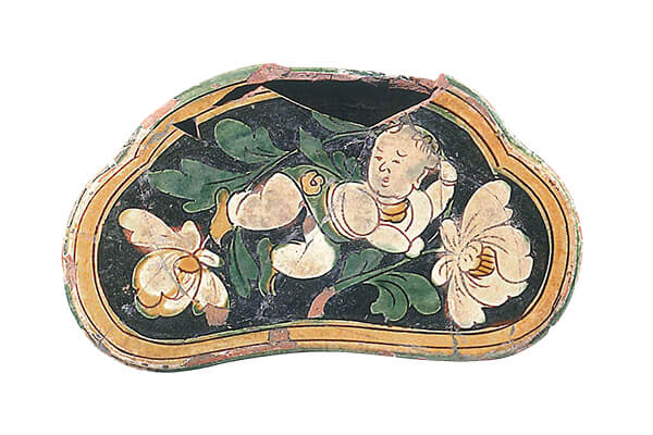 金代．三彩孩童戲蓮紋枕+金三彩的釉料流動(dòng)性小，釉色配合紋飾圖案布局，人物花卉的形象清晰，風(fēng)格規(guī)整雅致。（圖五）+圖片來(lái)源：《中國(guó)出土瓷器全集5山西》，頁(yè)88。