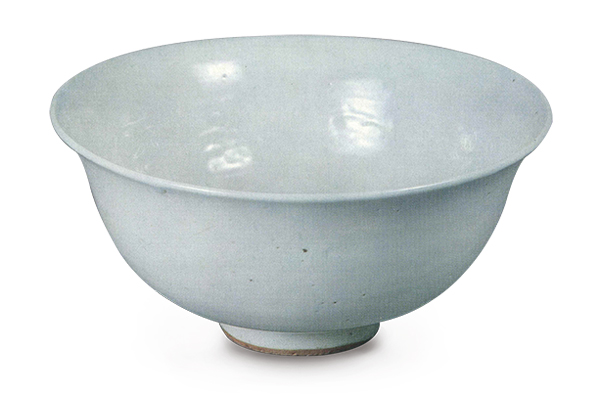 元代．樞府窯印花紋碗+碗內(nèi)有模印法壓印的紋飾和「樞府」二字銘文。釉色卵白，略帶青灰，是元代樞府窯的特色。（圖四）+圖片來(lái)源：《世界陶磁全集13遼金元》，頁(yè)59，圖44。