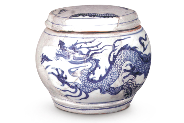 元代．青花雙龍趕珠紋蓋罐+元代青花瓷用進(jìn)口的蘇麻離青料繪畫(huà)紋飾，色澤濃艷，并有自然凝聚的黑疵斑點(diǎn)。（圖五）+圖片來(lái)源：《中國(guó)出土瓷器全集14江西》，圖134。