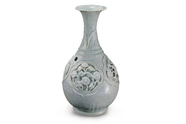 元代．青白瓷貼花玉壺春瓶+此器表面有堆貼連珠紋、堆塑花葉及刻劃壼門(mén)紋邊框等多重裝飾，風(fēng)格繁復(fù)而華麗。（圖三）+圖片來(lái)源：《世界陶瓷全集13遼金元》，頁(yè)57圖43。
