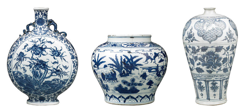 由左至右：清乾隆+青花福壽海濤纏枝花卉紋扁壺+、明嘉靖+青花嬰戲圖大罐、元代+青花海馬牡丹紋梅瓶