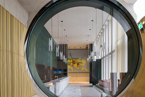 就連新展館內(nèi)的餐飲空間設(shè)計(jì)，也進(jìn)行了巧妙的整合，維持風(fēng)格一致的簡(jiǎn)約調(diào)性。