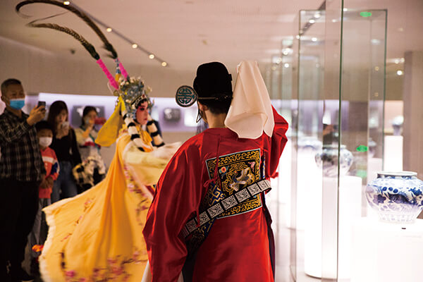 圖二：博物館常設(shè)展廳內(nèi)的淮劇快閃活動