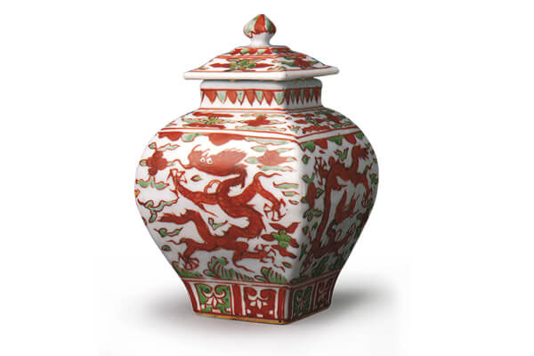 明嘉靖．五彩蓋罐+此器以紅色彩繪為主，局部填入粉綠，構圖繁復，紅彩明艷，是嘉靖時期特色。（圖三）+圖片來源：《五彩．斗彩》，頁6，圖5。