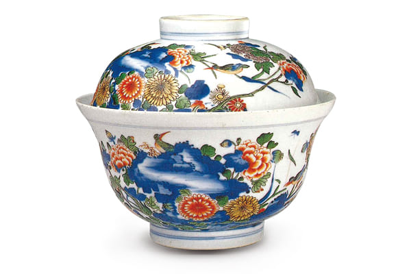 清康熙．五彩花鳥紋蓋碗+藍(lán)色青花具有層次，低溫紅彩呈色鮮明，綠彩深淺有致，筆觸勁挺有力，色調(diào)清晰明亮。（圖五）+圖片來源：《五彩．斗彩》，頁151，圖139。
