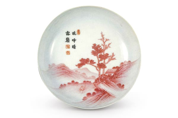 清乾隆．紅料山水碟+紅色琺瑯彩繪畫山水風(fēng)景，留白處題詩加印，器底書寫「乾隆年制」四字料款。（圖五）+圖片來源：《故宮清瓷圖錄+乾隆窯+嘉慶窯+道光窯》，圖69。