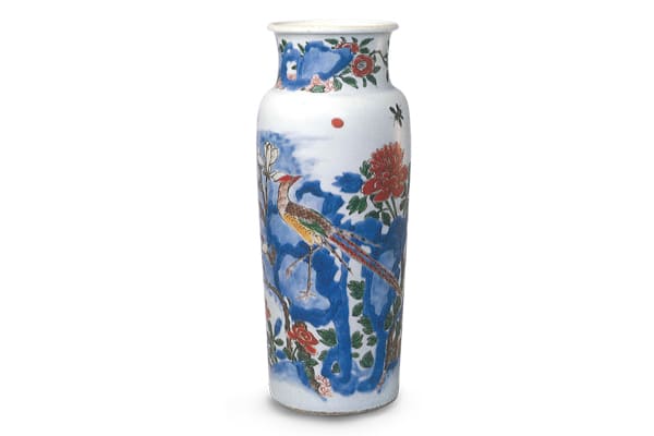 清順治．五彩花鳥紋筒式瓶+此器先繪青花，再施紅、綠、黃、紫、褐等釉上彩，青花以深淺變化產生立體感，為其特色。（圖四）+圖片來源：《五彩?斗彩+38故宮博物院文物珍品全集》，頁67，圖62。