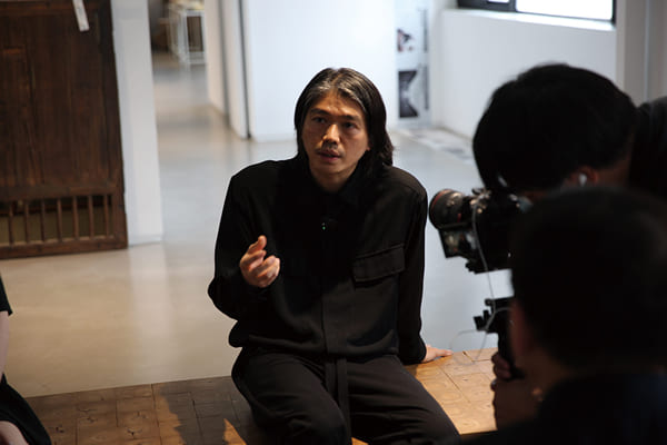 圖二：達(dá)利（前）和莫迪里阿尼（后）作品展區(qū)