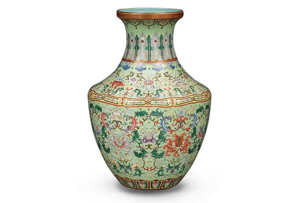 清嘉慶．粉彩綠地番蓮紋瓶+此器布滿番蓮、蕉葉、如意云頭及蓮瓣框等紋樣，是乾隆晚期至嘉慶時期所盛行的綠地粉彩。（圖五）+圖片來源：私人收藏
