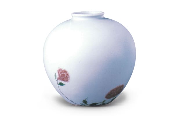 清康熙．釉里紅加彩芍藥紋尊+此器先制作高溫釉里紅花朵，再繪低溫綠葉與黑褐色花莖，是康熙時期的特有品類。（圖四）+圖片來源：《故宮珍藏康雍乾瓷器圖錄》，頁41，圖24。