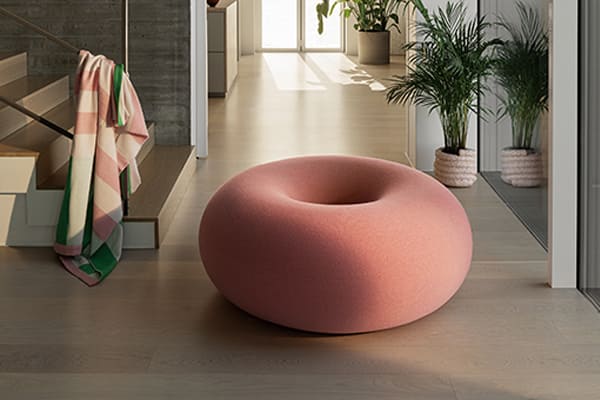 Boa+Pouf「甜甜圈椅」外層柔軟、無接縫，內(nèi)部則具強固支撐。