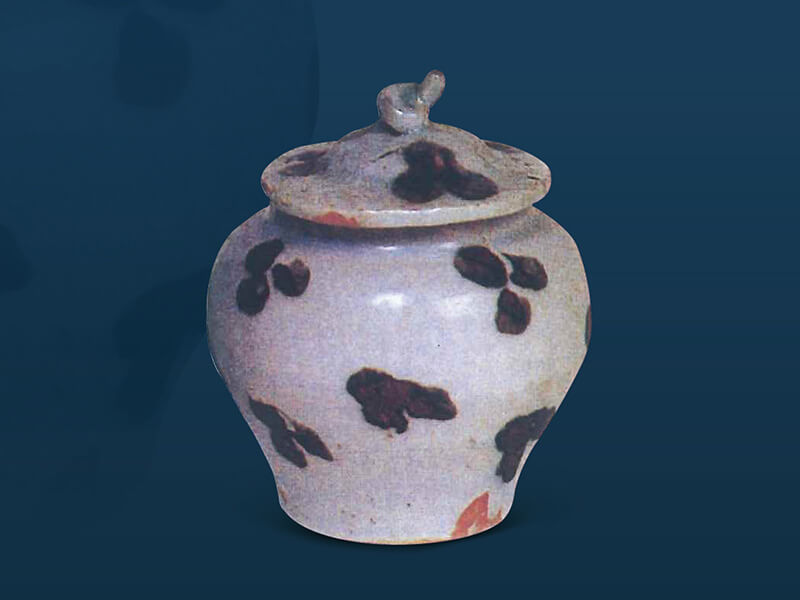 元代．青白瓷黑褐斑點(diǎn)小蓋罐+此器表面施青白色釉，局部裝飾黑褐色的斑點(diǎn)，是由景德鎮(zhèn)燒造，外銷東南亞的產(chǎn)品。（圖一）+圖片來(lái)源：《元代瓷器》，圖434。
