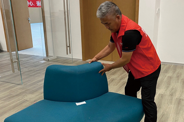 震旦家具賈興茂經(jīng)理檢查沙發(fā)。