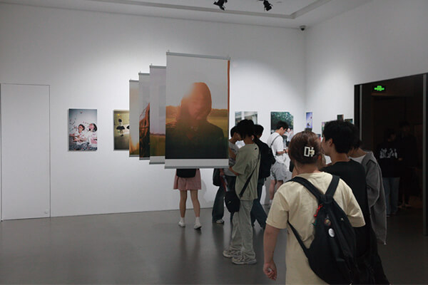 圖一：AM+NEXT特展——「綴」攝影展開幕，受到觀眾的歡迎