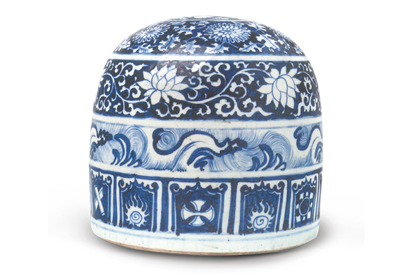 元．青花纏枝蓮花雜寶紋蒙古包 此器由元代景德鎮(zhèn)窯廠制作，造型模仿游牧民族之蒙古包，屬于草原文化的表現(xiàn)。（圖三） 圖片來(lái)源：《幽藍(lán)神彩》，圖218。