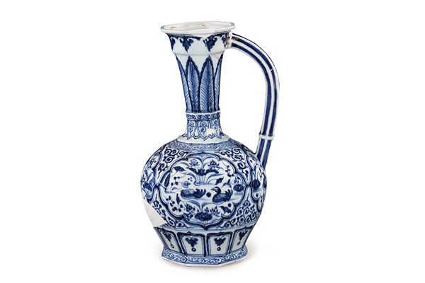 元．青花八棱蓮塘水禽紋執(zhí)壺 此器由景德鎮(zhèn)制作，造型近似伊斯蘭銀執(zhí)壺，是為伊斯蘭地區(qū)之消費(fèi)者所生產(chǎn)的器物。（圖二） 圖片來(lái)源：震旦博物館藏